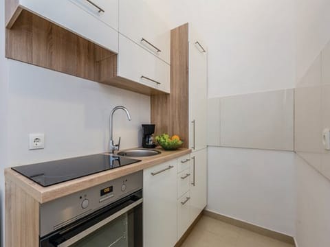 Apartment (One bedroom Apartment with Terrace an) | Private kitchen | Fridge, dining tables