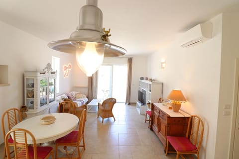 House, 3 Bedrooms, Smoking, City View | Living area