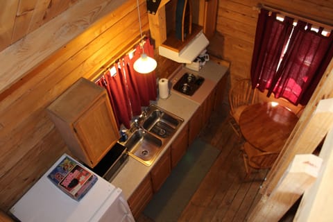Deluxe Cabin, 1 Bedroom | Private kitchen | Stovetop, toaster