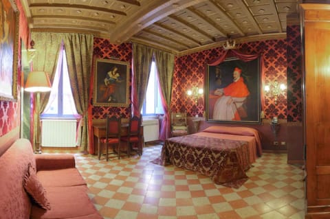 Double Room | Minibar, in-room safe, individually decorated, individually furnished