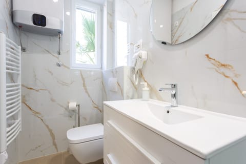 Deluxe Double Room | Bathroom | Shower, hydromassage showerhead, designer toiletries, hair dryer