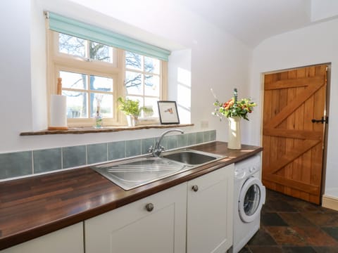 Cottage | Private kitchen | Dishwasher, cookware/dishes/utensils