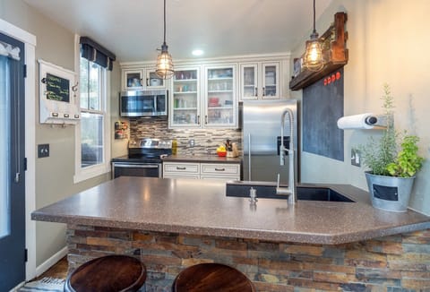 Condo, 1 Bedroom | Private kitchen | Fridge, oven, coffee/tea maker, toaster