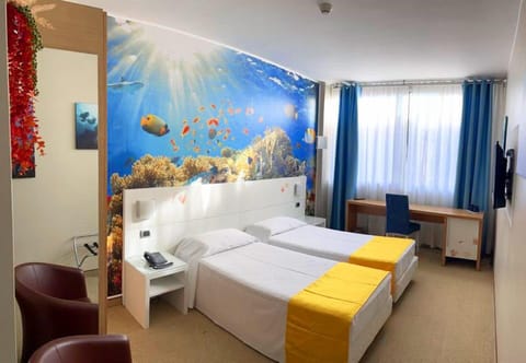 Twin Room | Minibar, in-room safe, desk, laptop workspace