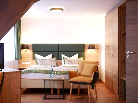 Family Room | Hypo-allergenic bedding, in-room safe, desk, laptop workspace