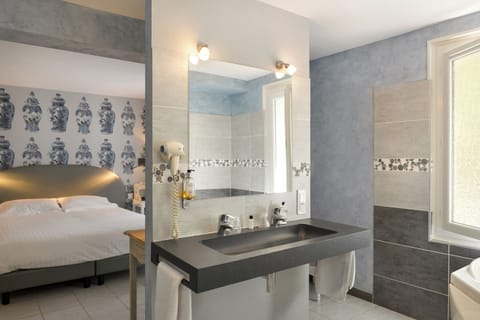 Executive Double Room, 1 Queen Bed | Desk, soundproofing, free cribs/infant beds, free WiFi