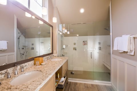 King Studio (Non-View, Pet Friendly) | Bathroom | Free toiletries, hair dryer, bathrobes, slippers