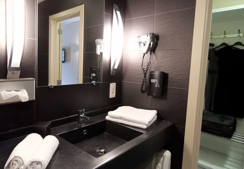 Rainfall showerhead, free toiletries, hair dryer, towels