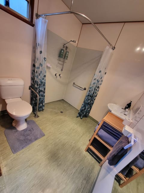 Comfort Cabin | Bathroom | Free toiletries, towels, toilet paper