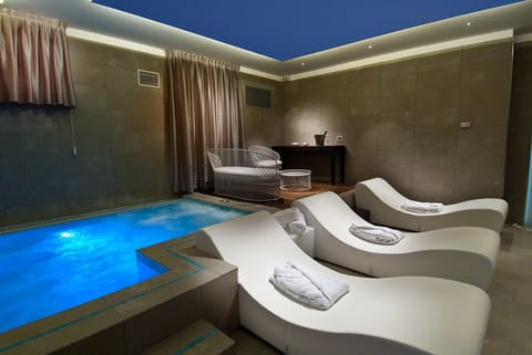 Indoor spa tub