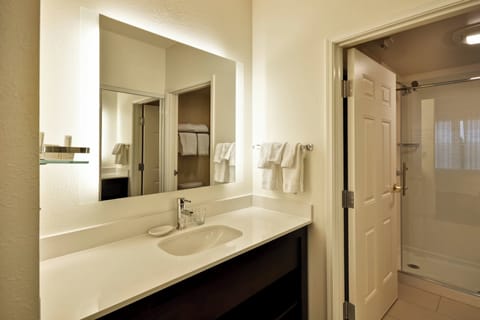 Combined shower/tub, free toiletries, hair dryer, towels