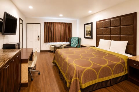 Queen Bed Accessible Non-Smoking | Desk, iron/ironing board (on request), WiFi (free), bed sheets