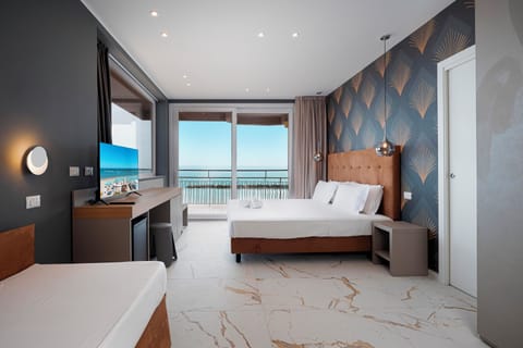 Junior Studio Suite, Sea View | Premium bedding, in-room safe, desk, free WiFi