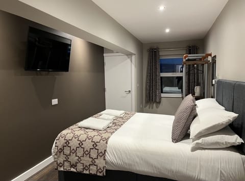 Deluxe Double Room, 1 Double Bed | Iron/ironing board, bed sheets