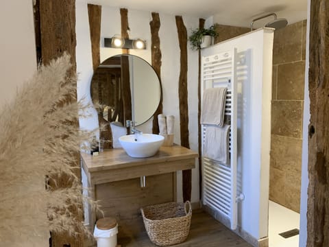 Superior Double Room | Bathroom | Hair dryer, towels, soap, shampoo