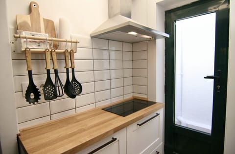 Mini-fridge, microwave, oven, stovetop