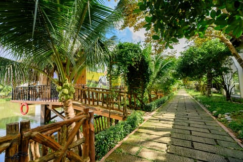 Bamboo Bungalow Lake | Premium bedding, desk, free WiFi, bed sheets