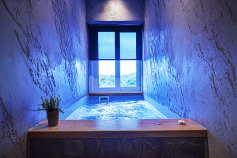 Suite with Hot Tub and Mountain View | Premium bedding, Tempur-Pedic beds, desk, laptop workspace