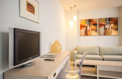 Minibar, in-room safe, desk, cribs/infant beds