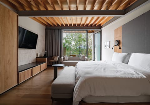 Luxury Suite, 1 King Bed, City View | Egyptian cotton sheets, premium bedding, down comforters