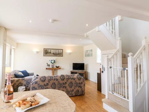 Classic Cottage | Living area | 37-inch flat-screen TV with digital channels, TV, streaming services