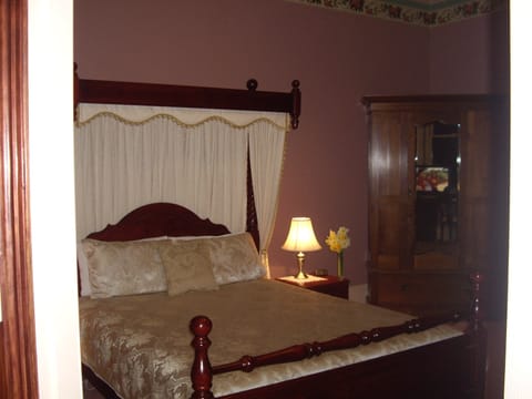 Deluxe Room, 1 Bedroom, Jetted Tub, Garden View | 1 bedroom, premium bedding, pillowtop beds, individually decorated