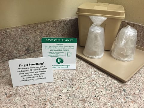 Combined shower/tub, free toiletries, hair dryer, towels