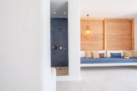 Honeymoon Suite | Bathroom | Shower, free toiletries, hair dryer, towels