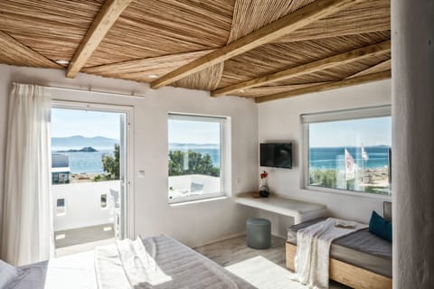 Deluxe Triple Room | Living area | Flat-screen TV