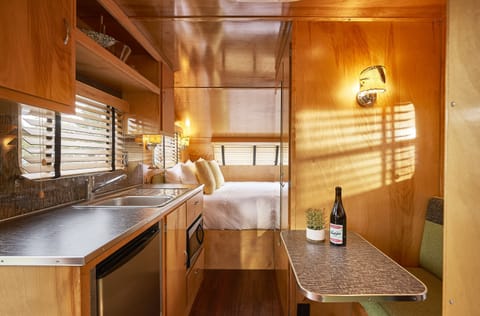 Room | Private kitchenette | Fridge, microwave, coffee/tea maker, cookware/dishes/utensils