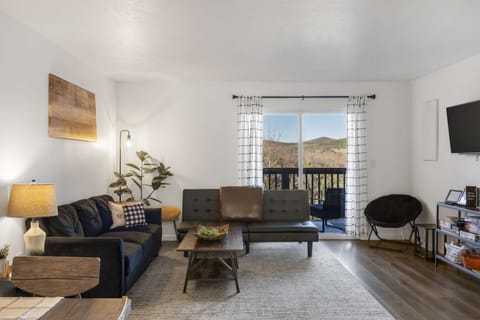 Condo, Multiple Beds, Kitchen, Mountain View (Vineyard Valley Views) | Living area | 42-inch flat-screen TV with digital channels