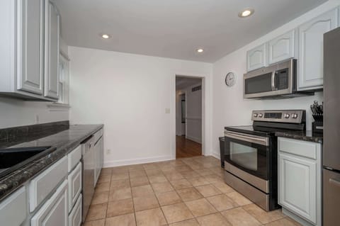 Condo, 1 Queen Bed, Balcony, Garden View | Private kitchen | Fridge, microwave, oven, stovetop