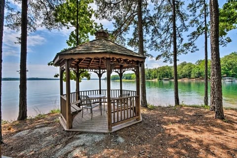 Condo, 2 Bedrooms | Property grounds