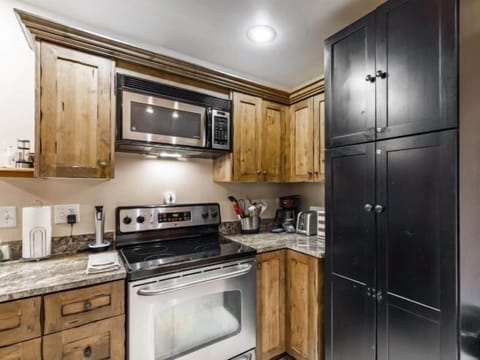 Condo, 1 Bedroom | Private kitchen