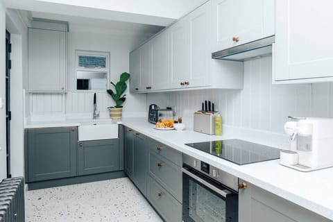 House | 2 bedrooms, desk