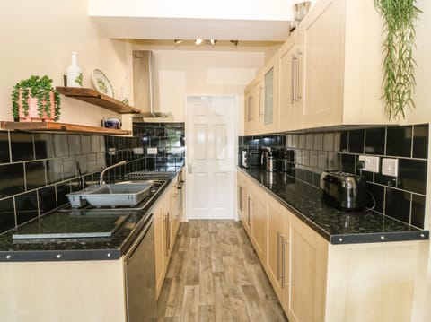 Cookware/dishes/utensils