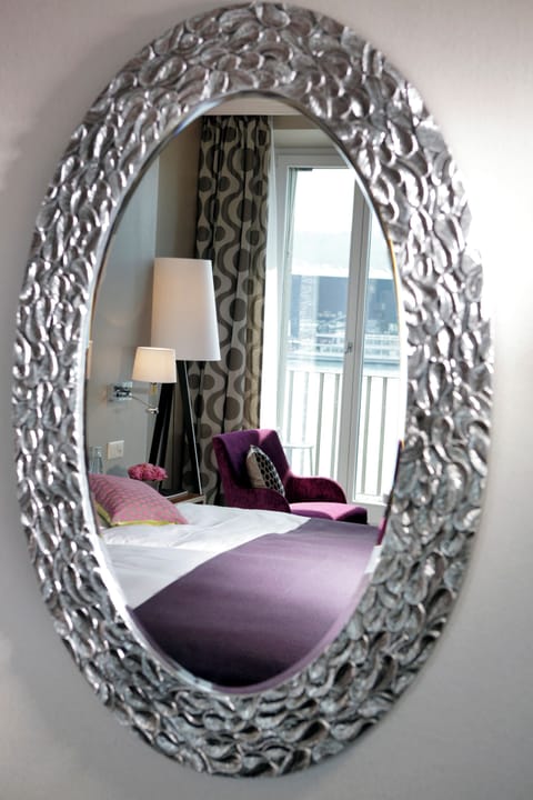 Hypo-allergenic bedding, minibar, in-room safe, individually furnished