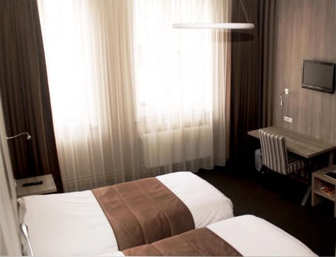 Basic Double Room | Desk, soundproofing, iron/ironing board, free WiFi