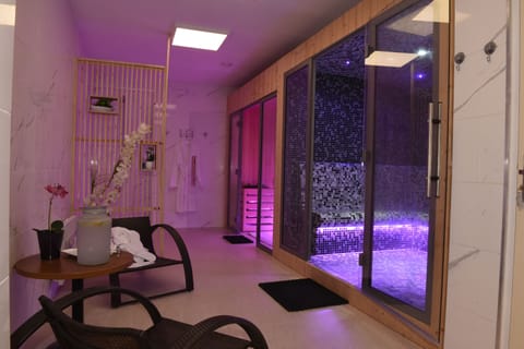 Sauna, hot tub, steam room
