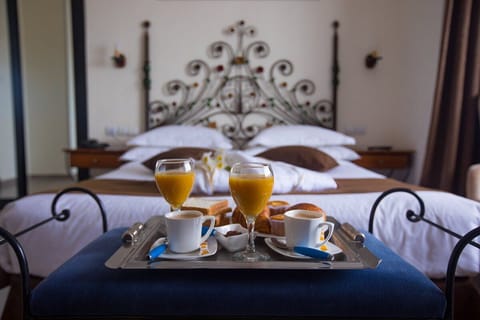Senior Suite | In-room safe, desk, soundproofing, WiFi (free)