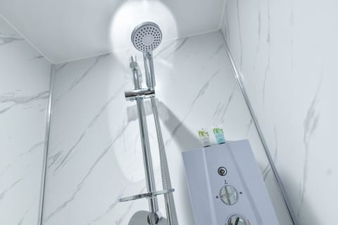 Comfort Single Room | Bathroom | Shower, hair dryer, towels, soap