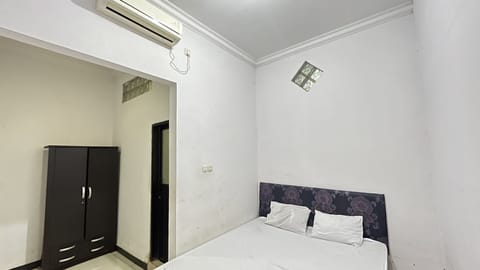 Standard Double Room | Desk, laptop workspace, WiFi (free), bed sheets