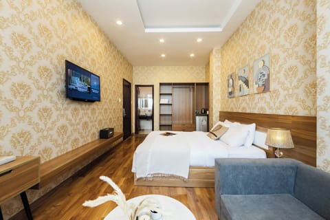 Deluxe Room, 1 Queen Bed | Minibar, in-room safe, desk, laptop workspace