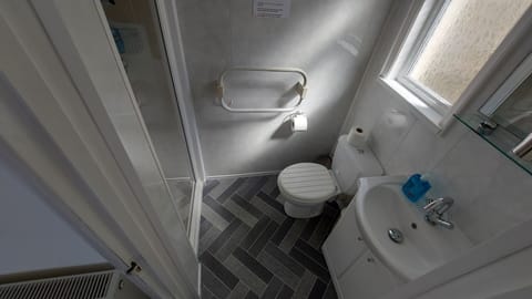 Deluxe Double or Twin Room | Bathroom | Towels