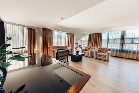 Standard Single Room, 1 King Bed, Non Smoking (Suite) | Frette Italian sheets, premium bedding, down comforters