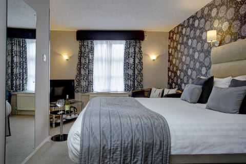 Superior Room, 1 Double Bed, Non Smoking | In-room safe, individually decorated, individually furnished, desk