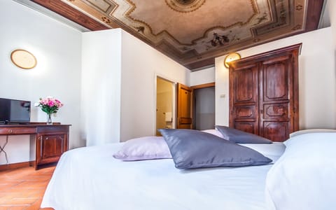 Double Room | Minibar, in-room safe, desk, soundproofing