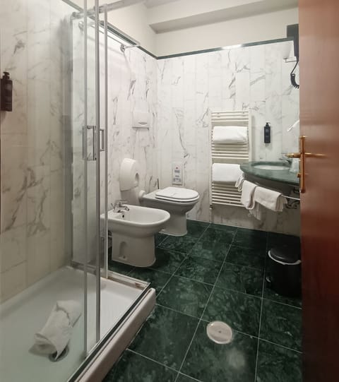 Deluxe Suite, Hot Tub | Bathroom | Free toiletries, hair dryer, bidet, towels