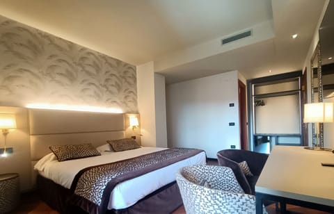 Deluxe Double Room | Down comforters, minibar, in-room safe, desk
