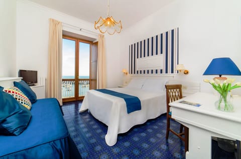 Superior Double or Twin Room, Sea View | Hypo-allergenic bedding, minibar, in-room safe, individually decorated